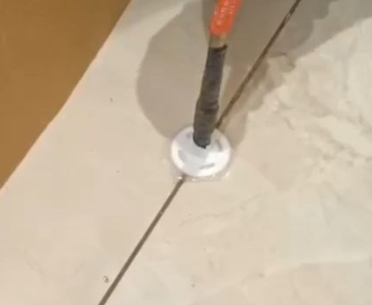 邓州瓷砖空鼓维修公司专业解答瓷砖在铺贴过程中，如果没有涂抹均匀到位的粘结材料（如水泥砂浆或瓷砖胶），可能会导致以下问题